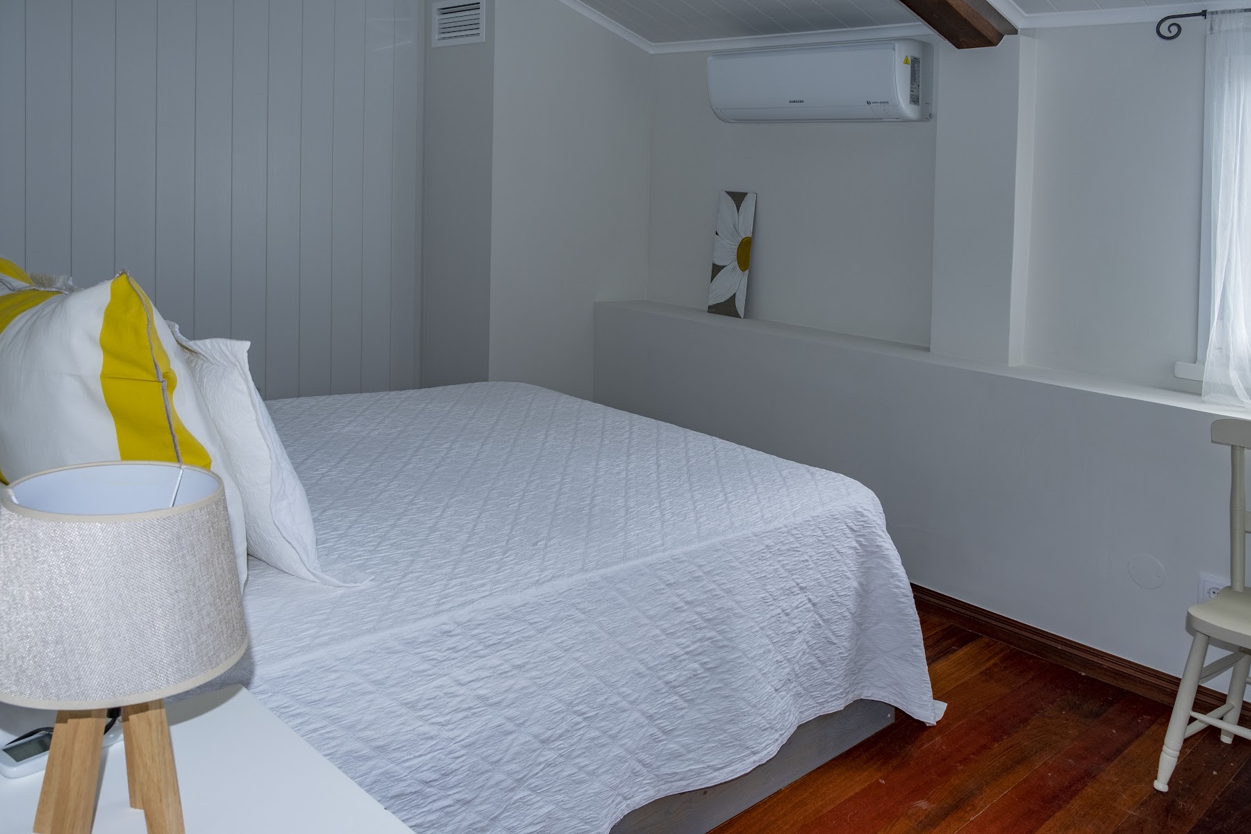 Bright bedroom at Casa da Quinta with white bedding