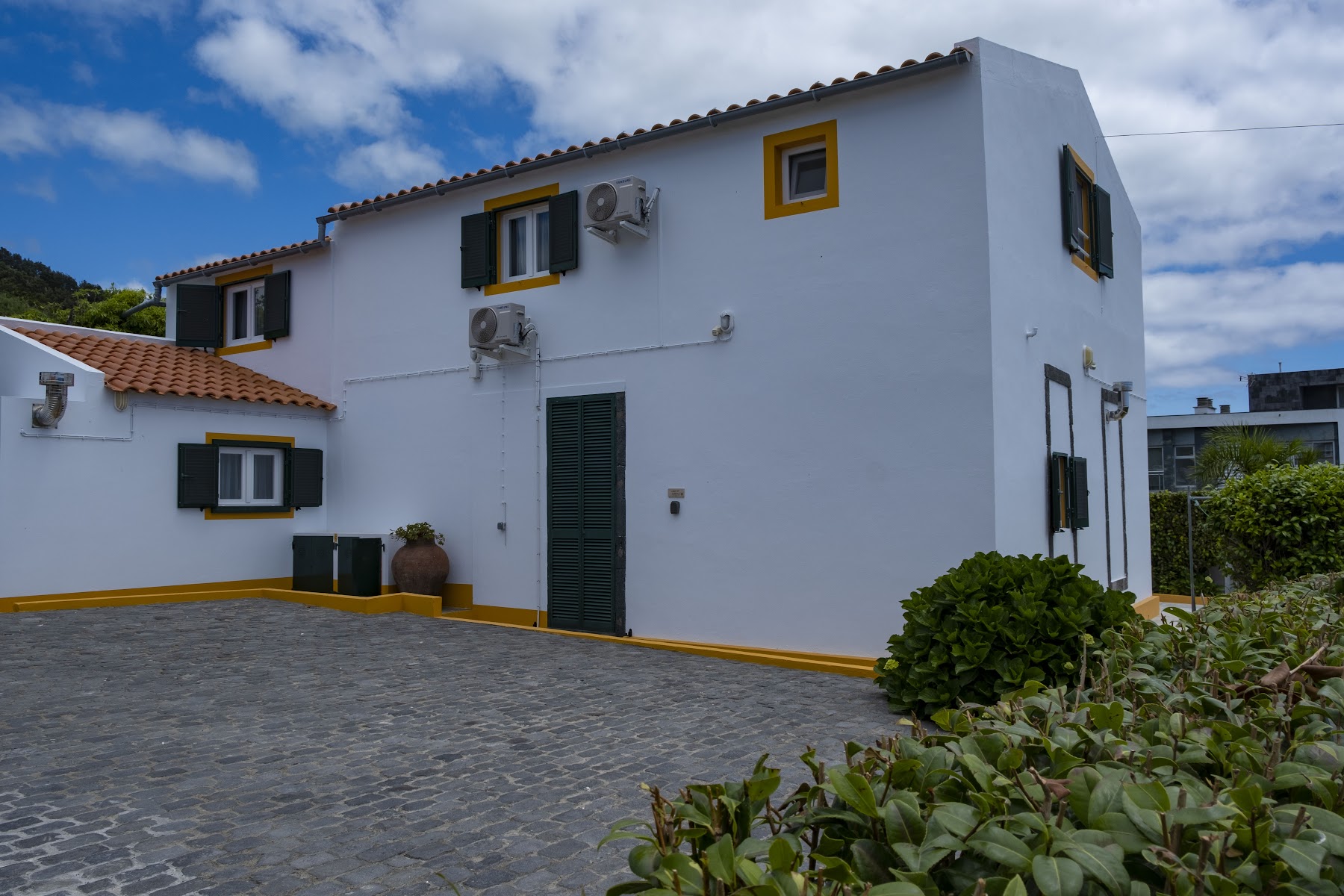 Dining area and open kitchen at Casa da Quinta